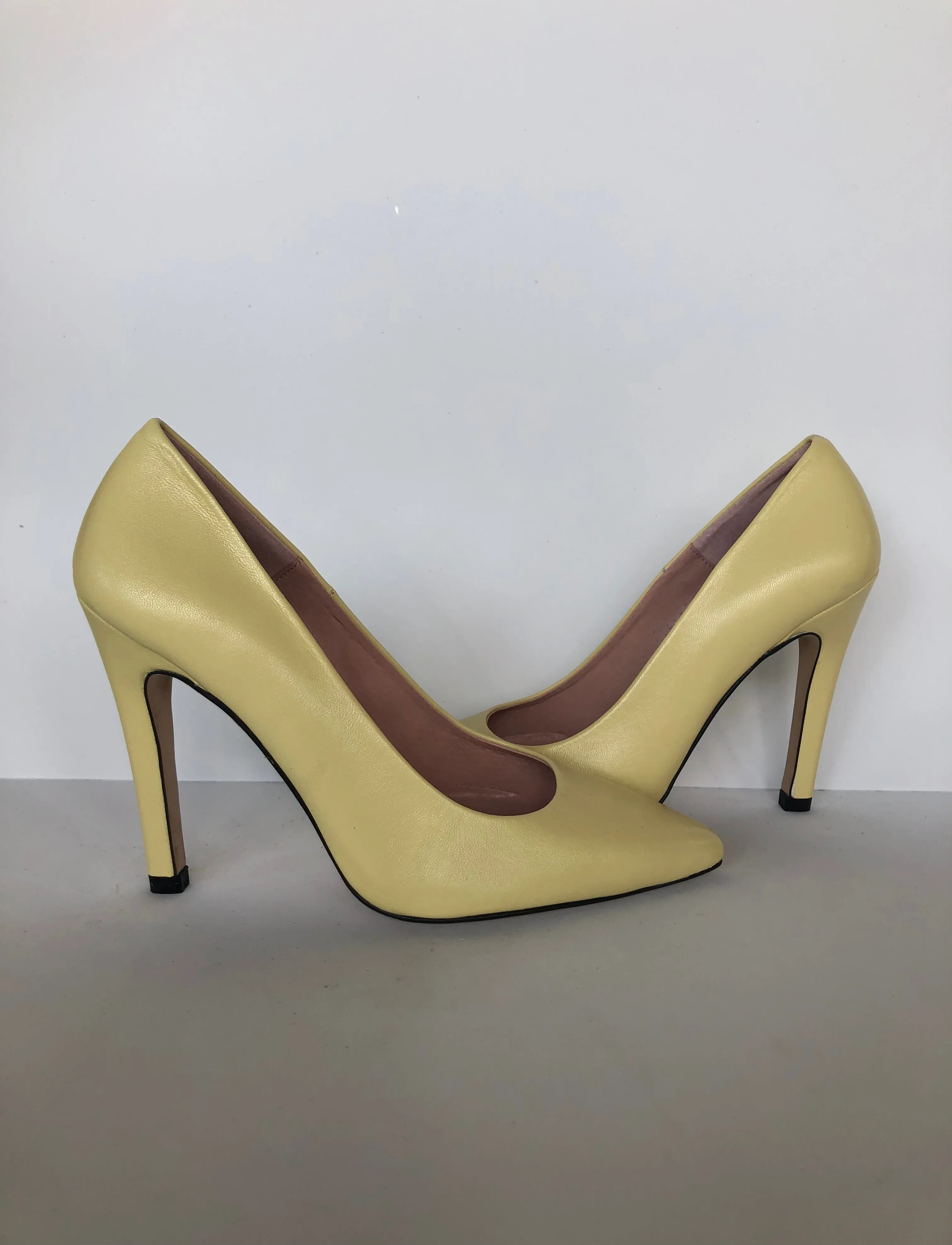 Verano Yellow Size EU 37 - USA 7